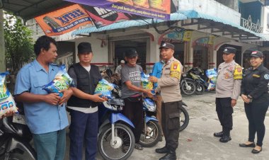 Dampak kenaikan BBM, Polsek Belakang Padang Salurkan Bantuan Sembako Kepada Tukang Ojek