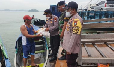 Polsek Bulang Polresta Barelang Salurkan Sembako Kepada Nelayan Penambang Boat Pancung Ditengah Naiknya Harga BBM