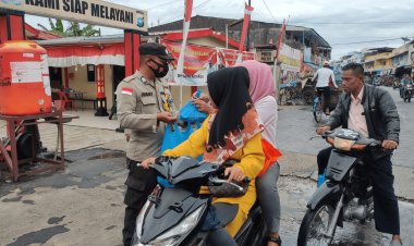 Bersama Tim Peduli Masyarakat, Polsek Belakang Padang Bagikan Paket Makanan