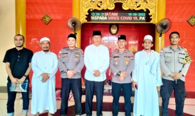 Kapolsek Bengkong Jadi Khatib Salat Jumat di Masjid Cheng Hoo, Sampaikan Pentingnya Amalkan Nilai Al-Quran dan Bersyukur dalam Kehidupan