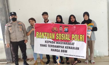 Polsek Kawasan Pelabuhan Batam Sambangi Porter dan masyarakat kurang Mampu Salurkan Bantuan Sosial Berupa Beras