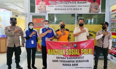 Peduli Masyarakat Yang Terdampak Penyesuaian Harga BBM, Polsek KKP Batam Bagikan Beras Kepada Porter dan Cleaning Service di Pelabuhan Domestik Punggur