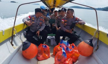 Polsek Belakang Padang Bagikan Sembako Kepada Warga Pulau Mecan