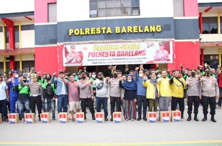 Ojek Online Gruduk Mapolresta Barelang Untuk Ambil Bantuan Sosial Paket Sembako Yang Terdampak Penyesuaian Harga BBM