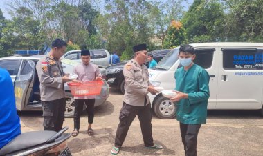 Kapolsek Kawasan Pelabuhan Batam Bagikan Paket Makanan Kepada Jamaah Masjid dan Masyarakat