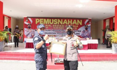 Kepala BNN Kepri Berikan Penghargaan Kepada Kapolresta Barelang dan Kasat Resnarkoba Beserta Anggota Atas Keberhasilan Ungkap Narkotika Jenis Ekstasi 50.000 Butir
