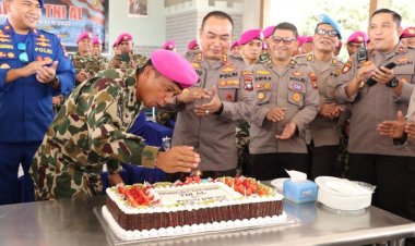 Wakapolresta Barelang Berikan Kue Ulang Tahun di HUT Korps Marinir TNI AL Ke-77 Tahun 2022