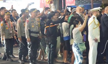 Kapolda Bali Terjun Langsung Kawal Pengamanan Presiden Prancis yang Jalan Kaki 2 Kilometer