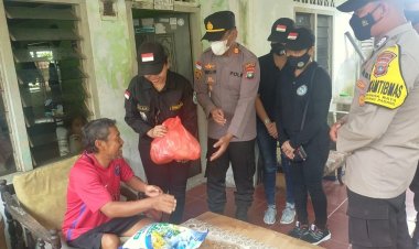 Polsek Belakang Padang Bersama Duta Sosial Belakang Padang Berikan Bansos Kepada Warga