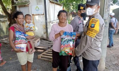 Jumat Berkah, Polsek Batu Ampar Bagikan 10 Karung Beras Kepada Warga Kurang Mampu