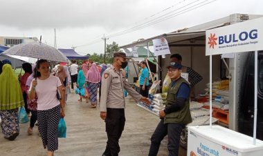 Personel Polsek Galang Melaksanakan Pengamanan Operasi Pasar Murah Di Simpang Raya Sembulang
