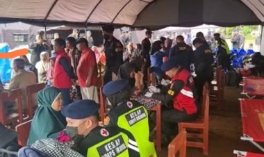 Tim medis Brimob Polri jemput bola beri pelayanan kesehatan pengungsi gempa Cianjur