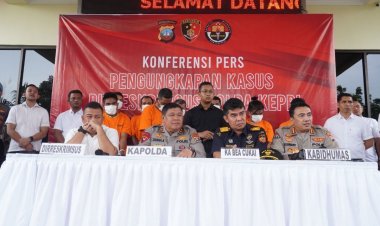 KAPOLDA KEPRI GELAR KONFERENSI PERS, AMANKAN 1.200 KARUNG PAKAIAN BEKAS DAN CAMPURAN BARANG BEKAS LAINNYA