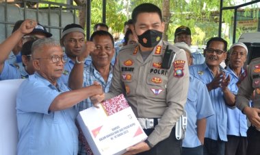 DALAM RANGKA HUT KE - 18 POLDA KEPRI TAHUN 2023, POLDA KEPRI GELAR BAKTI SOSIAL BAGIKAN 2.500 PAKET SEMBAKO KEPADA MASYARAKAT