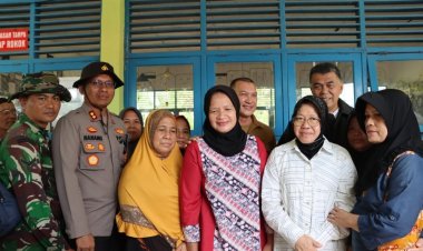 Kapolres Natuna dan Bupati Natuna sambut kedatangan Mentri Sosial di Pulau Serasan