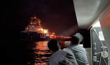 KN. Belut Laut 406 Bakamla RI Evakuasi Korban Kapal Tenggelam di Perairan Natuna