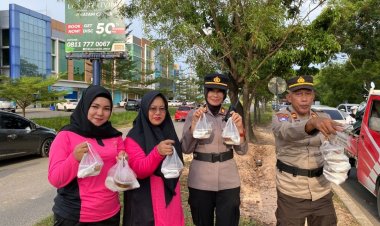 Jelang Berbuka Puasa, Kapolsek Batam Kota Bersama Anggota dan Bhayangkari Bagikan Takjil Untuk Masyarakat