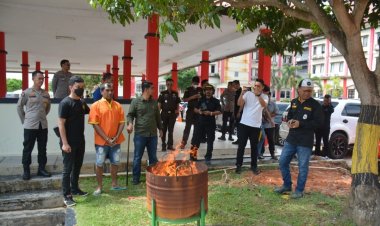 Ditresnarkoba Polda Kepri Musnahkan Narkotika Jenis Ganja dan Happy Water