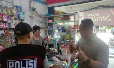 Jelang Lebaran, Polsek Belakang Padang Cek Makanan dan Minuman Kadaluarsa di Pusat Pertokoan