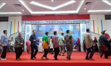 Amsakar Achmad menari Randai di Acra Silahturahmi dan halal bihala Ikatan warga kuantan Singingi