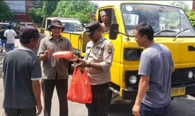 Jum'at Barokah, Kapolsek Balai Karimun Bagikan Nasi Bungkus Kepada Warga