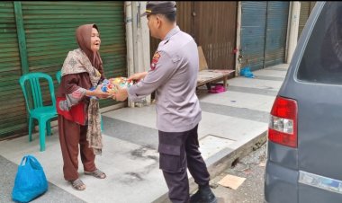 Bhabinkamtibmas Berbagi Bantuan Sosial Kepada Masyarakat di wilayah hukum Polsek Batu Ampar