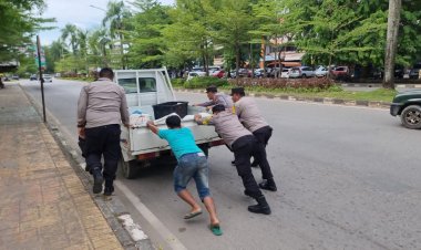 Aksi Sigap, Personil Bhabinkamtibmas Ampar Bantu Dorong Mobil Masyarakat yang Mogok