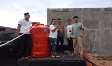 Krisis Air di Batam: Pemuda Pujakesuma bersama Pak Bhabinkamtibmas Sengkuang Membantu Masyarakat Memasok Air secara Gratis