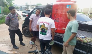 Krisis Air di Batam Bhabinkamtibmas bersama pemuda pujakusuma tanjung Sengkuang Membantu Masyarakat Memasok Air secara Gratis