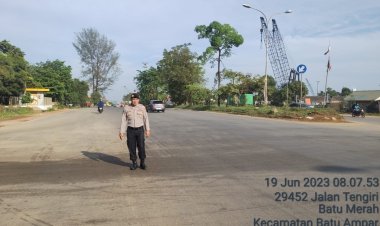 Berikelancaran Personil Polsek Batu Ampar Laksanakan Strong Point Pagi titik persimpangan jalan di wilayah hukum Polsek Batu Ampar