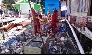 Peduli Lingkungan, Polsek Sagulung Bersama Masyarakat Dapur 12 Pantai Membersihkan Sampah Secara Serentak