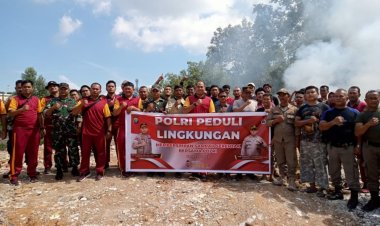 Polri Peduli Lingkungan Bersama Masyarakat Bersihkan Sampah Serentak di Kecamatan Batu Ampar