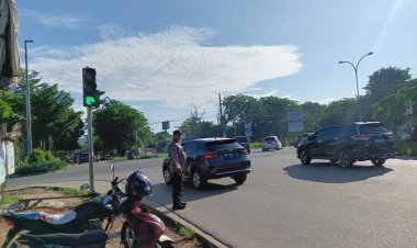 Personil Polsek Sagulung Melaksanakan Strong Point untuk Mengurai Kemacetan dan Mencegah Kejahatan Jalanan