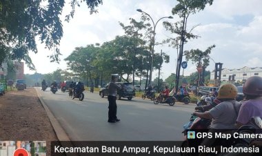 Personil Polsek Batu Ampar Lakukan Strong Point Pagi untuk Ciptakan Kondisi Lalu Lintas yang Lancar