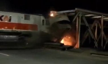 Kecelakaan Maut di Semarang: Kereta Api Tabrak Truk, Kepala Truk Meledak di Tengah Rel