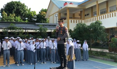 Kapolsek Bengkong Ingatkan Siswa SMA Negeri 25 Tentang Bahaya Kenakalan Remaja dan Narkoba