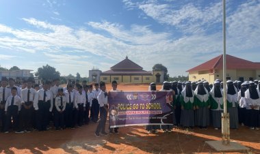 Polisi dari Satlantas Polres Bintan Mendampingi Upacara Bendera di Pondok Pesantren Mambahus Solikhin Bintan dalam Program "Police Go To School"