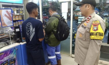 Patroli Jalan Kaki Polsek Sagulung Tingkatkan Keamanan dan Sosialisasi Prokes di Sp Plaza dan Tunas Regency