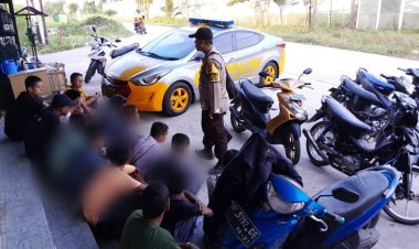Kegiatan mengamankan anak-anak sekolah SMA dan SMP yang masuk kedalam komplek Rexvin Tembesi menggunakan Knalpot Racing dengan melakukan Jamping-jamping.
