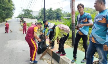 Gotong Royong, Polres Karimun dan Polsek Jajaran Bersama Masyarakat Bersihkan Sampah