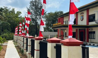 Sambut HUT RI ke-78 Polsek Batu Ampar Lakukan Pemasangan Umbul umbul dan Bendera Merah Putih Di Mako Polsek