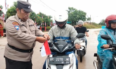 Polsek Bengkong di Batam Meriahkan HUT RI ke-78 dengan Bagi-Bagi Bendera Merah Putih Gratis