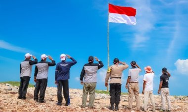 Polsek Tanjungpinang Barat Kibarkan Bendera Merah Putih di Pulau Paku Sebagai Puncak Kemerdekaan RI di Kelurahan Tanjungpinang Barat