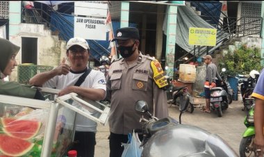 Sambangi warung, Bhabinkamtibmas Pesan kepada penjual agar jaga kamtibmas