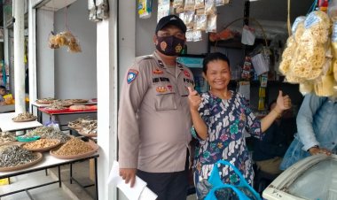 Bhabinkamtibmas Tanjung Riau sambang pasar tradisional sampaikan pesan kamtibmas