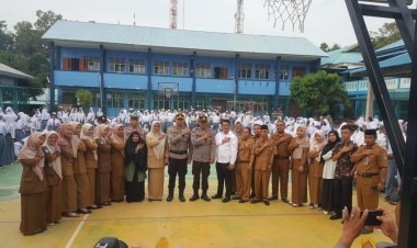 Pimpin Upacara Bendera di SMA N 14 Tanjung Sengkuang, Kapolsek Batu Ampar Ajak Siswa -Siswi Jauhi Kenakalan Remaja