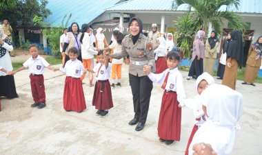 KAPOLRESTA BARELANG DAN TIM KONSELOR POLDA KEPRI BERIKAN DUKUNGAN PSIKOLOGIS KEPADA ANAK-ANAK SD DAN SMP DI REMPANG - GALANG