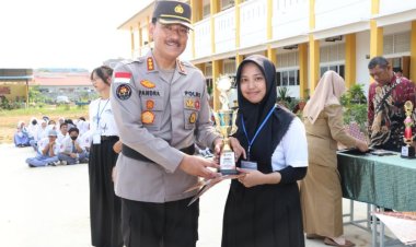 PENYERAHAN PIALA LOMBA MENULIS BIDHUMAS POLDA KEPRI DALAM RANGKA HUT HUMAS POLRI KE-72