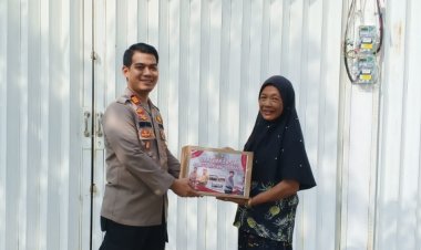 Kapolsek Batu Aji Kembali Salurkan Bansos Kapolresta Barelang Kepada Warga Rempang Yang Pindah Diwilayah Kec. Batu Aji