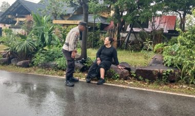 Respon Cepat, Bhabinkamtibmas Polsek Sekupang bantu korban Laka Lantas di Jalan raya Sekupang